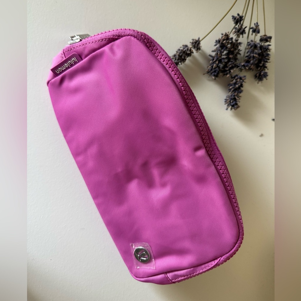 lululemon BNWT everywhere belt bag magenta pink